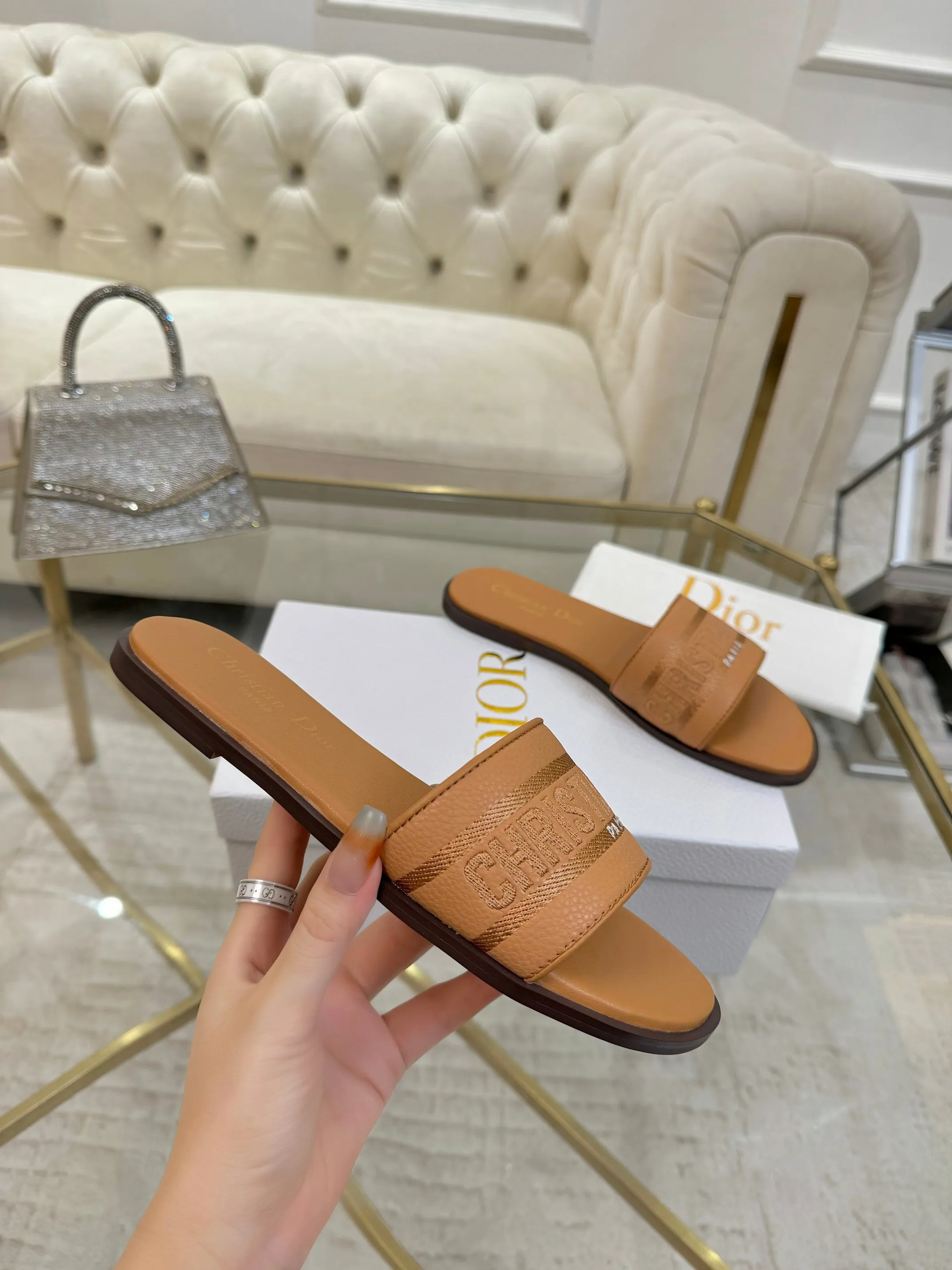 👟👟Ex-factory price 340👟👟 Genuine leather sole +40 Dior new style cowhide surface, sheepskin lining + embroidery process, 5 colors optional, code size 35-42, rubber sole, genuine leather sole +40